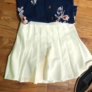 White Pleated Tennis Style Skirt - Size Large